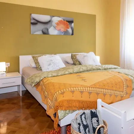 Beautiful In With 1 Bedrooms And Wifi *